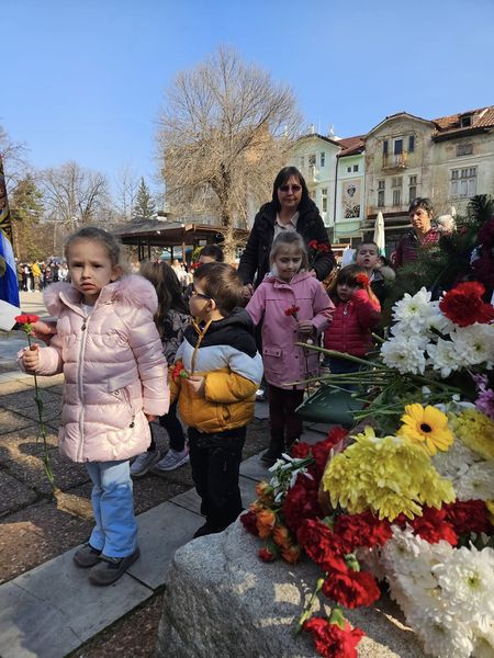 Podnasane cveta na pametnika na Vasil Levski